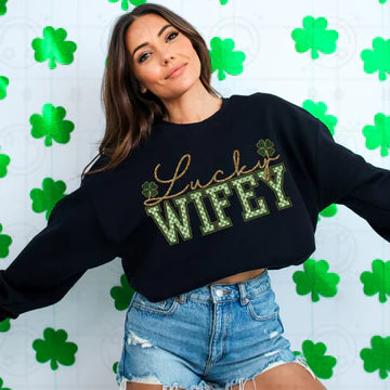 Lucky Wifey Plaid Faux Gildan Unisex Heavy Blend™ Crewneck Sweatshirt Black