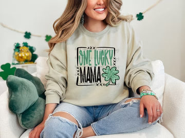 One Lucky Mama Leopard Gildan Unisex Heavy Blend™ Crewneck Sweatshirt Sand